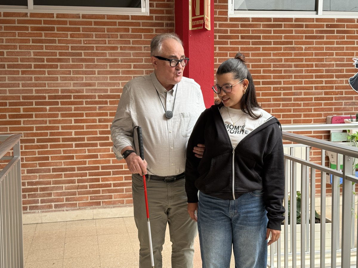 lmsfva's tweet photo. El alumnado de 2º #TAPSD y #TSIS participa en un taller sobre baja visión de #RetinaCyL .
Con actividades prácticas, aprenden a empatizar y comprender mejor esta realidad, descubriendo recursos que favorecen la autonomía y la inclusión!
#IntegraciónSocial #AtenciónalaDependencia https://t.co/PNSMKVDkoY