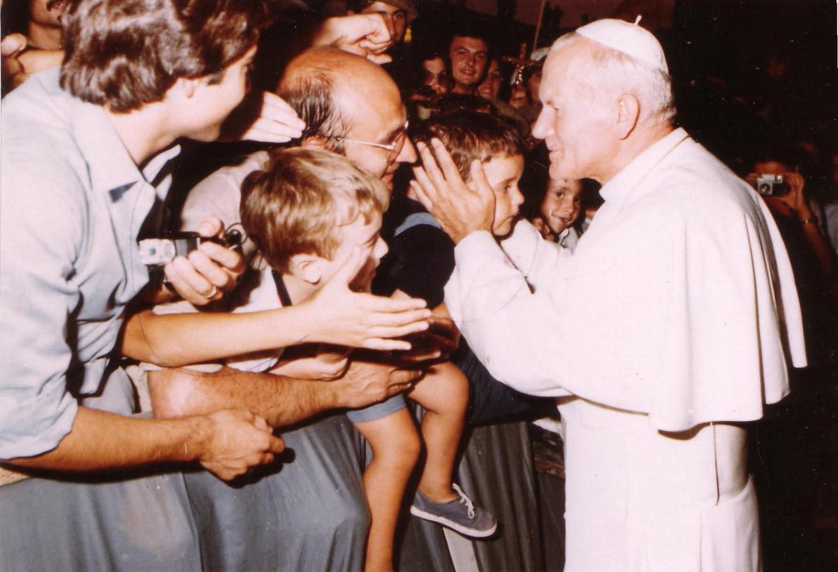 San Juan Pablo II, mi padre, y entre sus manos, servidor. Aunque hace tiempo... siempre en el corazón