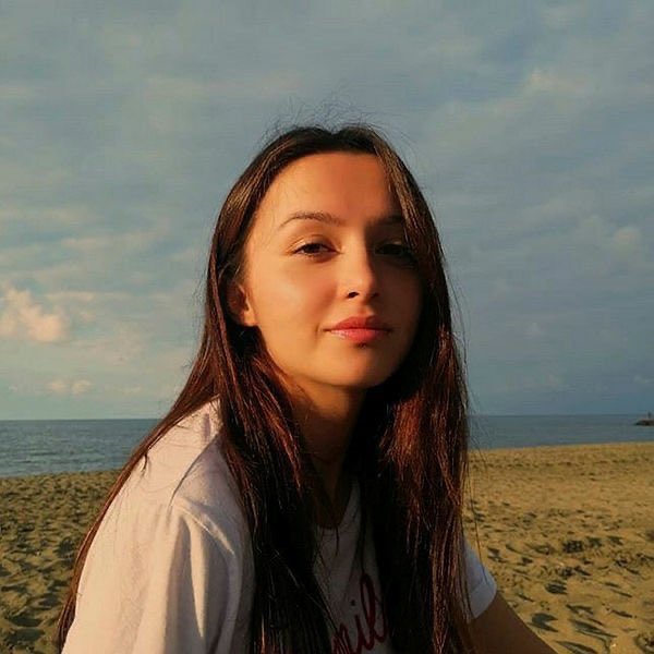 Ceren Özdemir’i hatırlıyor musunuz? 
Bale kursundan eve dönerken, Kapalı Cezaevinden, Açık Cezaevine geçmiş, açık cezaevinden izne çıkmış ve oradan da firar etmiş bir katil tarafından öldürülmüştü. O gün bu sorumsuzluğa sebep olan, en ufak memurundan en üst amirine kadar herkes