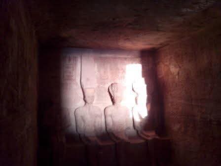 الشمس تتعامد على تمثال رمسيس الثانى بمدينة أبوسمبل لمدة 22 دقيقة