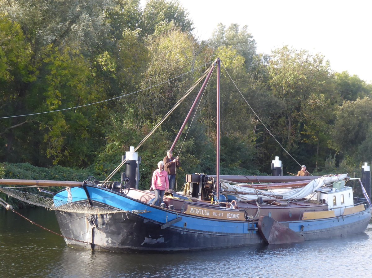 De zeilschepen van de Strontrace voeren gisteren en vandaag door de Ringvaart. Een loodzware  tocht, want tegenwind maakt zeilen onmogelijk, dus dat betekent urenlang jagen en bomen <a href="/ZeilvrtWarmond/">Zeilvaart Warmond</a>