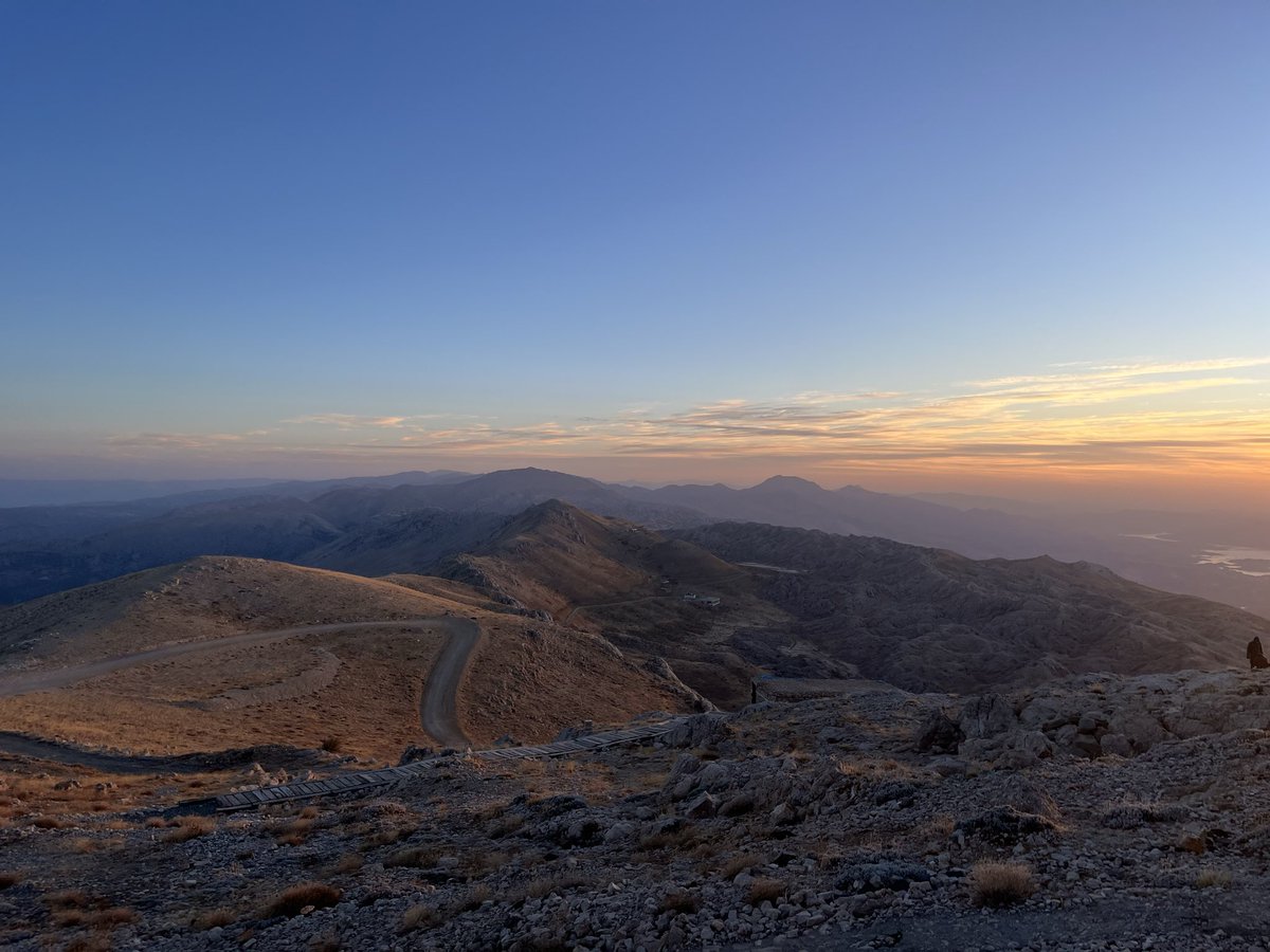 yeldasarsil's tweet photo. #nemrutdağı #kommagene #nemrut #antiochos #sunrise https://t.co/nifEjhsftM