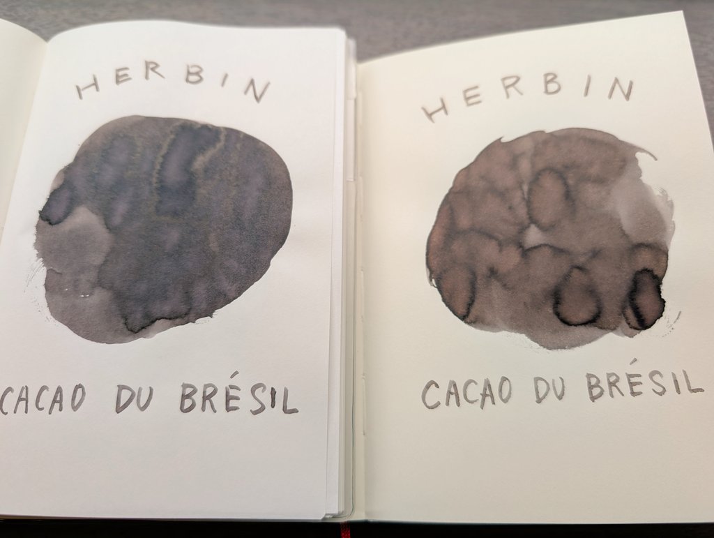 #万年筆インク
エルバン
トラディショナルインク
ココアブラウン

塗った直後は濃いめの灰色でした！乾くにつれて少しずつ茶色に。とは言え、ダークチョコ通り越してカカオニブみたいな色です。
トモエリバー白(左)はブラウングレーに、MDペーパークリーム色(右)は焦げ茶になりました。
