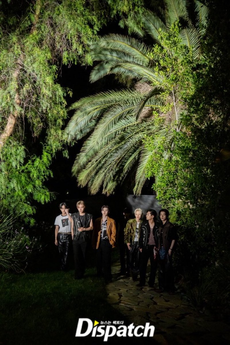 อีดอก รูปนี้ผ่าน qc มาได้ไงก่อน เพิ่งเห็นว่ามันไม่เห็นน้องซอนอูเลยด้วยซ้ำอะ ทุเรศมาก