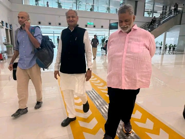 बिहार कांग्रेस के पर्यवेक्षक अशोक गहलोत पटना पहुंच चुके हैं। 

अशोक गहलोत आज तेजस्वी यादव के साथ बैठक करेंगे।