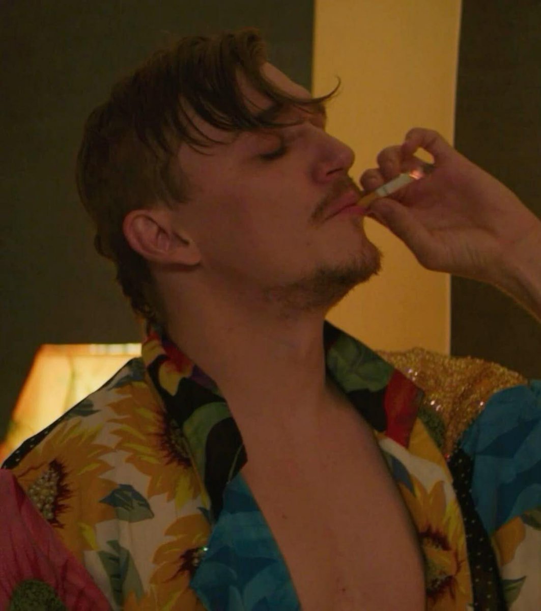 Happy birthday to <a href="/KyleGallner/">Kyle Gallner</a> and his emotional support ciggie