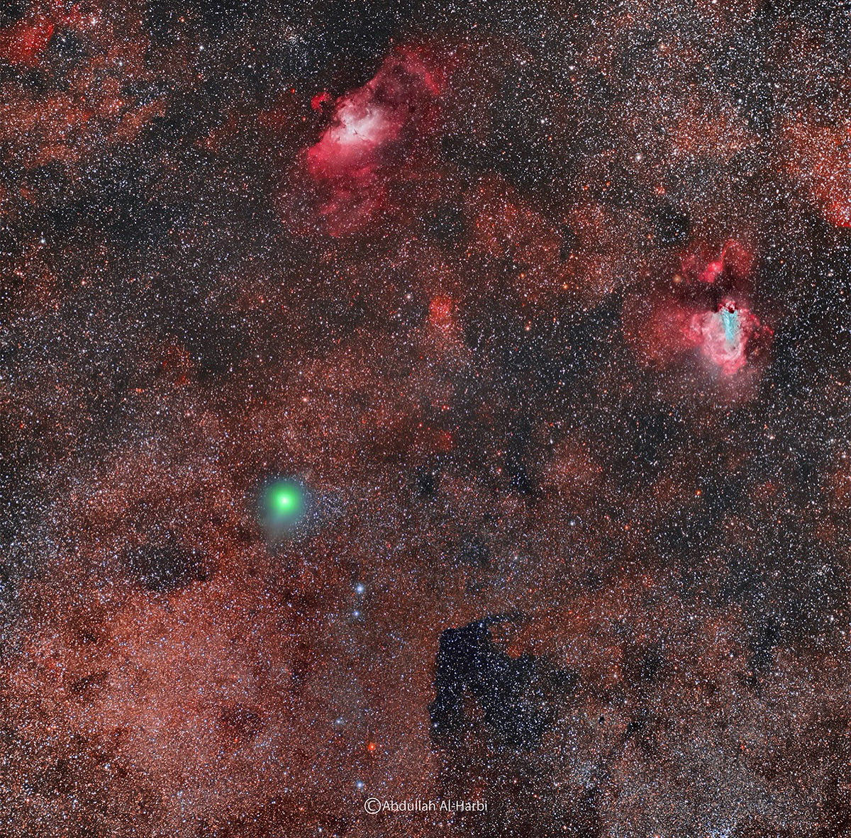 تصويري لمذنب C/2025 R2 (SWAN) 
من سماء الكويت أثناء عبوره الظاهري قرب قلب مجرتنا درب التبانة، 
وهج أخضر يكسو رأس المذنب سببه جزيئات الكربون ثنائي الذرة (C2) التي تطلقها نواة المذنب وتضيء تحت أشعة الشمس. هذه الجزيئات هي من الأسباب الرئيسية التي تمنح المذنب لونه الزمردي المميز.