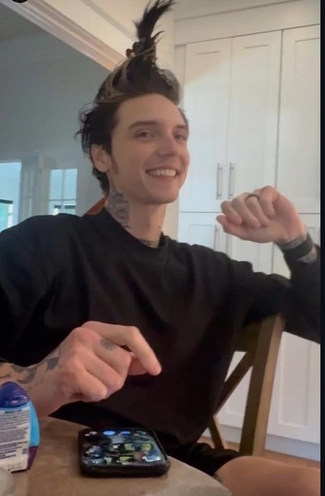 [ <a href="/blackenedthorn/">𝑯𝒊𝒔 𝑫𝒓𝒂𝒈𝒐𝒏𝒇𝒍𝒚.</a>. ]

Babe, what are you doing to my hair?