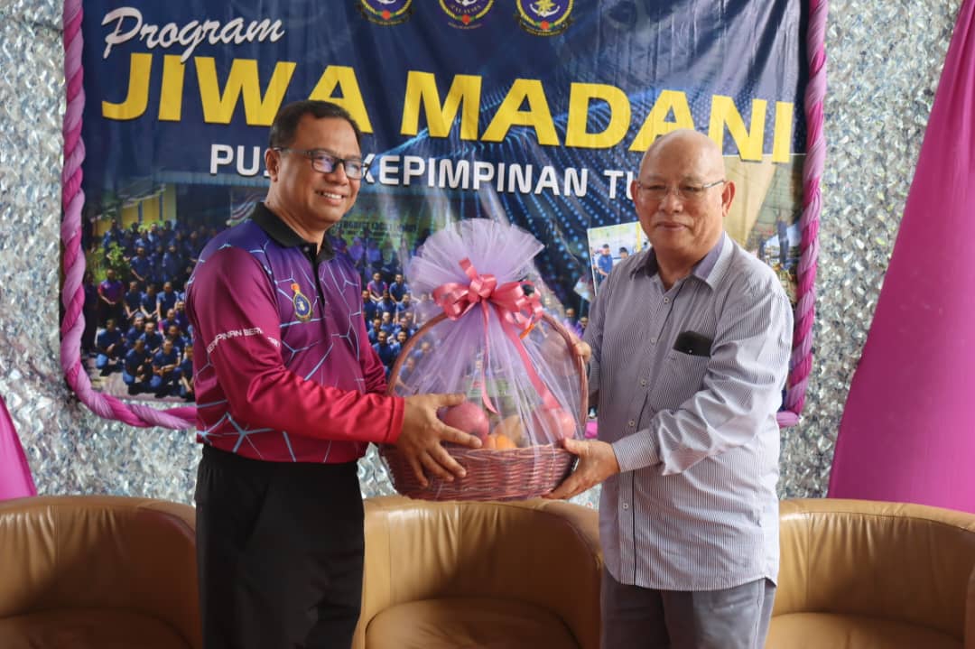 LUMUT, 21 Okt - Pusat Kepimpinan TLDM bersama Peserta Kursus Modul Kepimpinan &amp; Pengurusan Penyelia Siri 4/25 telah berjaya melaksanakan Program Jiwa MADANI di Persatuan Kebajikan Warga Tua, Manjung, Perak. Penyertaan melibatkan seramai 23 warga PK TLDM serta 137 peserta kursus.