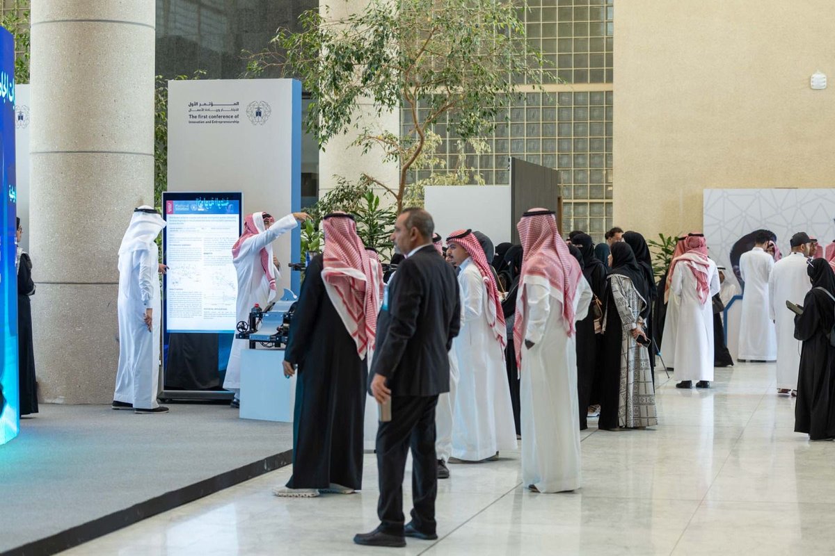 psau_edu_sa's tweet photo. في اليوم الأول لمؤتمر #الابتكار_وريادة_الأعمال .. 
شاركت #جامعة_الأمير_سطام في عدد من الجلسات الحوارية للحديث عن التجارب الجامعية في دعم الابتكار وريادة الأعمال ، وقياس الأثر الاقتصادي لمسرعات الأعمال الجامعية وتطوير مؤشرات الأداء لتعزيز الاستدامة الريادية . 
وحظي جناح الجامعة الذي استعرض عدد من الابتكارات بحضور كبير من زوار المؤتمر في مركز الملك فيصل للمؤتمرات بجامعة الملك عبدالعزيز @kauedu_sa بمدينة #جدة  . 

#فكرة_اختراع_أثر