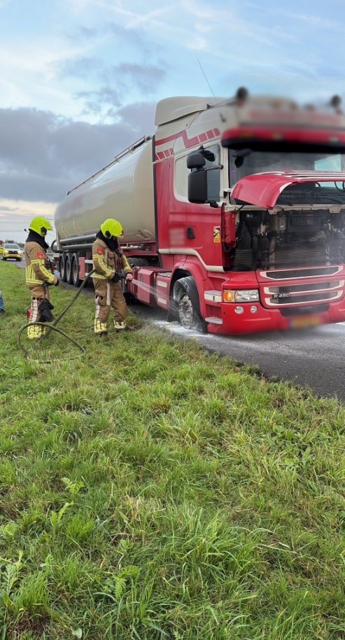 Vrachtwagen met rokende klapband op A73