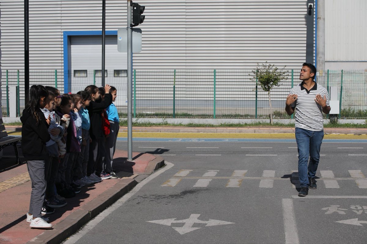 ErenlerBelediye's tweet photo. Minikler Trafik Kurallarını Öğreniyor!

Trafik Parkımızda çocuklarımıza yönelik trafik eğitimleri devam ediyor!

Bu özel alanda minikler hem trafik kurallarını eğlenerek öğreniyor hem de güvenli sürüş alışkanlıkları kazanıyor.

Geleceğin bilinçli sürücüleri burada yetişiyor! https://t.co/RYCq787IpO