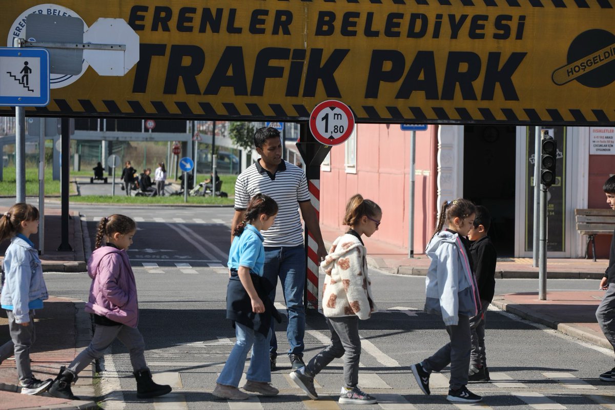 ErenlerBelediye's tweet photo. Minikler Trafik Kurallarını Öğreniyor!

Trafik Parkımızda çocuklarımıza yönelik trafik eğitimleri devam ediyor!

Bu özel alanda minikler hem trafik kurallarını eğlenerek öğreniyor hem de güvenli sürüş alışkanlıkları kazanıyor.

Geleceğin bilinçli sürücüleri burada yetişiyor! https://t.co/RYCq787IpO