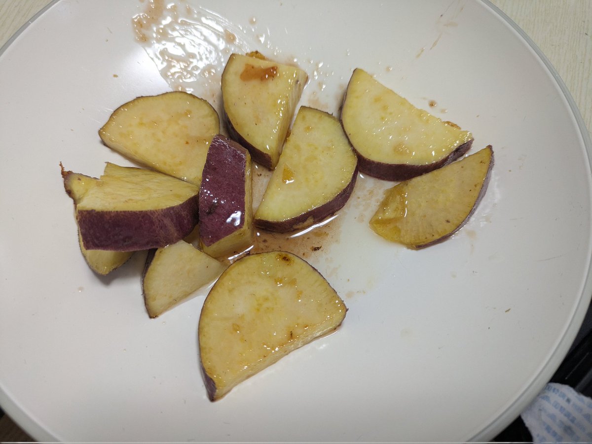 sakura_daten's tweet image. 試作だけどさつまいもに砂糖まぶして焼いたやつ