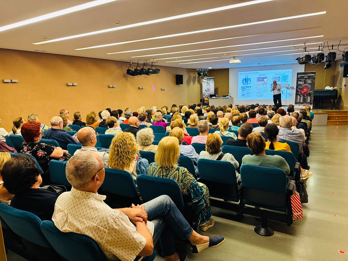CatedraPoncemar's tweet photo. Ayer reanudamos la Universidad de la Experiencia en Lorca con una excelente ponencia 🗣️del Catedrático Dr. D. José Neptuno Rodríguez López sobre “Algunas curiosidades sobre la biología de una enfermedad compleja: el cáncer”. Un tema muy interesante y un salón de actos lleno.👏🏼 https://t.co/vYfzEsUVET