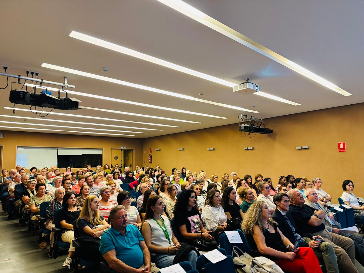 Ayer reanudamos la Universidad de la Experiencia en Lorca con una excelente ponencia 🗣️del Catedrático Dr. D. José Neptuno Rodríguez López sobre “Algunas curiosidades sobre la biología de una enfermedad compleja: el cáncer”. Un tema muy interesante y un salón de actos lleno.👏🏼