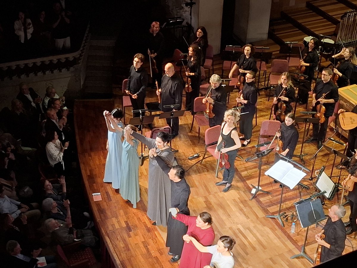 msendra2's tweet image. Gran concert ahir al Palau. Currentzis, musicAeterna, solistes... i Händel!! Un gran espectacle! I què us puc dir del director? Doncs emotiu, brivant, energètic...dirigeix amb gran solvència. És magnètic! Una gran nit vaja!