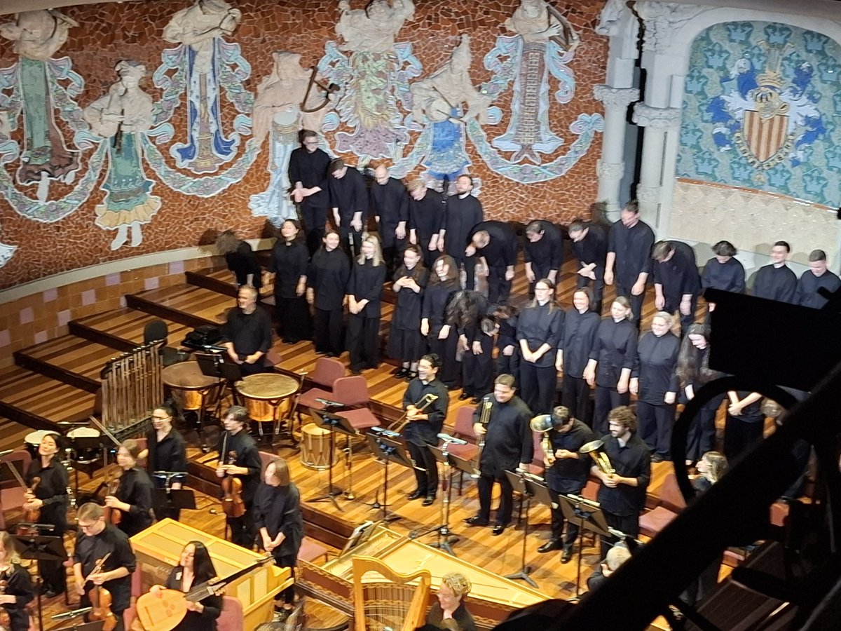 msendra2's tweet image. Gran concert ahir al Palau. Currentzis, musicAeterna, solistes... i Händel!! Un gran espectacle! I què us puc dir del director? Doncs emotiu, brivant, energètic...dirigeix amb gran solvència. És magnètic! Una gran nit vaja!