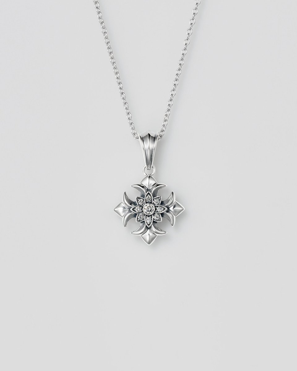 JustinDavis_'s tweet photo. 2025 FALL-WINTER COLLECTION 《 LIVE FOREVER 》
全国直営店&オンラインストアで販売中!!

-YOUR FLOWER-
花びらが優雅に重なり合う繊細なラインが特徴のフラワーシリーズ。
中心にはダイヤモンドがセッティングされています。
見えない場所で積み重ねた努力や、心の中で育ててきた情熱が、
あなただけの花となり永遠に咲き続けるという想いを込めています。

▼商品ページはこちら
YOUR FLOWER ネックレス / K18 : 
https://t.co/P5tqM2SHdg
YOUR FLOWER ネックレス : 
https://t.co/cnSSZCaVUu
YOUR FLOWER / PAVE ネックレス : 
https://t.co/0TIt3e7pcw

▼商品一覧はこちら
https://t.co/J9TZzpT2hi

#JUSTINDAVIS #ジャスティンデイビス #LIVEFOREVER #NEWCOLLECTION #2025FW