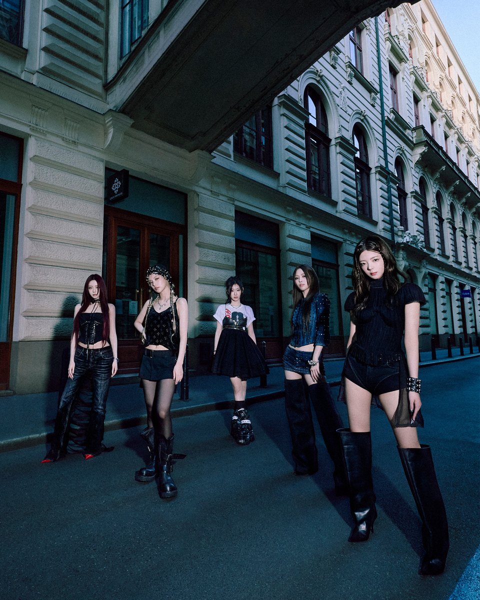 ITZYofficial's tweet photo. '11월 컴백' ITZY, 새 앨범 콘셉트 포토 22종 선보여! 
시크 &amp; 쿨, 도회적 매력!
https://t.co/wu4VVinekV

ITZY <TUNNEL VISION>
🔗https://t.co/j9hiXhVHqW

📌Release
2025.11.10 MON 6PM (KST) | 4AM (ET)

#ITZY #MIDZY @ITZYofficial
#ITZYComeback
#ITZY_TUNNELVISION
#ITZY_TNVS https://t.co/7GLbyrGz5M