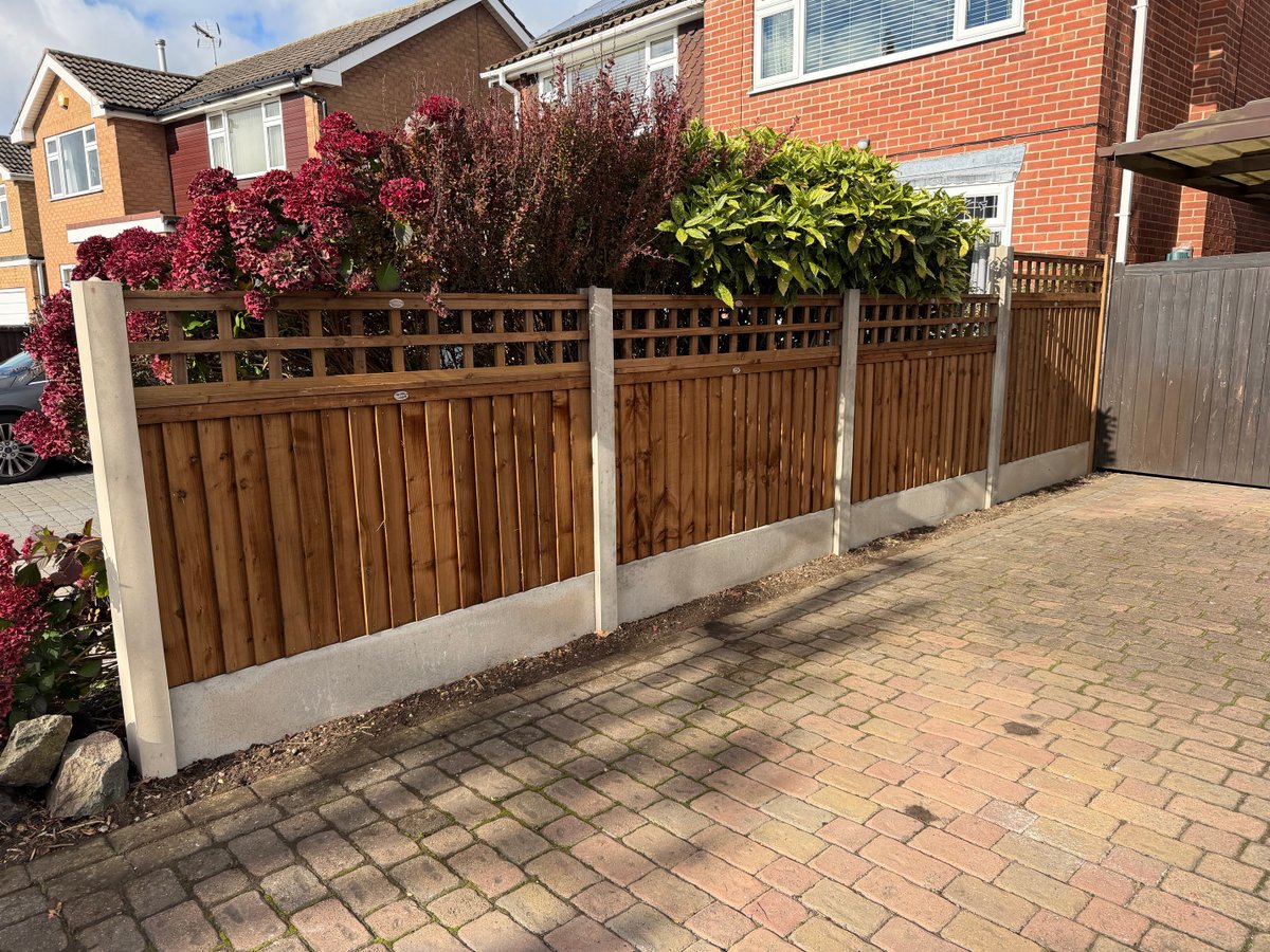 lefencing's tweet image. A fence we fitted in Sawley yesterday, nice to put trellis tops on for a change. You can purchase all of our products online at lefs.co.uk or call 0115 946 0604 and our sales office will be happy to help.