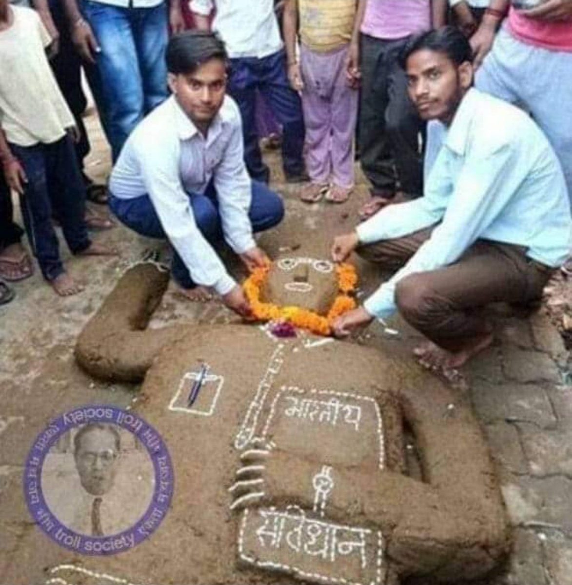 TheAnuDagar's tweet image. गोवर्धन पूजा के पावन अवसर पर सभी देशवासियों को हार्दिक शुभकामनाएं! 🙏
काश आज भीमराव अम्बेडकर भी जिंदा होते ये सब तो ना होता उनके साथ 😂
#GovardhanPuja