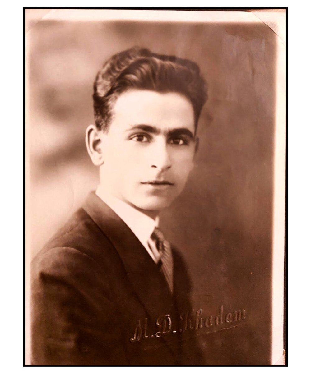 پرتره جوانی مرحوم علی اعتصام، تاجر و از اشراف زادگان تفرش
در عکاسخانه خادم
با مهر برجسته محمد جعفر خادم
Mohammad Djafar Khadem
عکس توسط نوه ایشان برایم ارسال شده