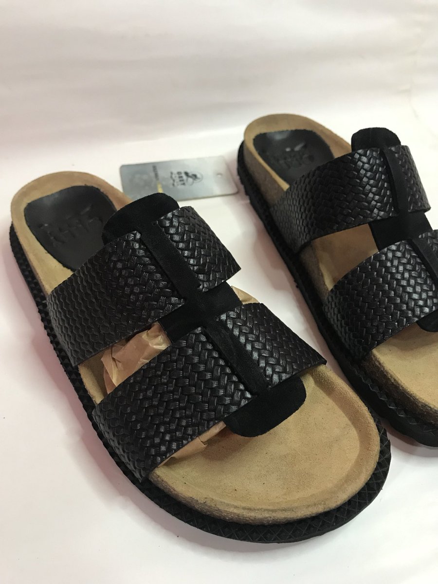 Greysoles_'s tweet photo. Wondering if we make slides for men? Absolutely! We offer a variety of patterns and designs and can even create a custom design just for you.
Available in all sizes✨
25,000 - 30,000 only😊
#Everyone #greysole #lagosfooties #handmade #menswears #MensStyle #mensfashion https://t.co/dV94kjHJpC