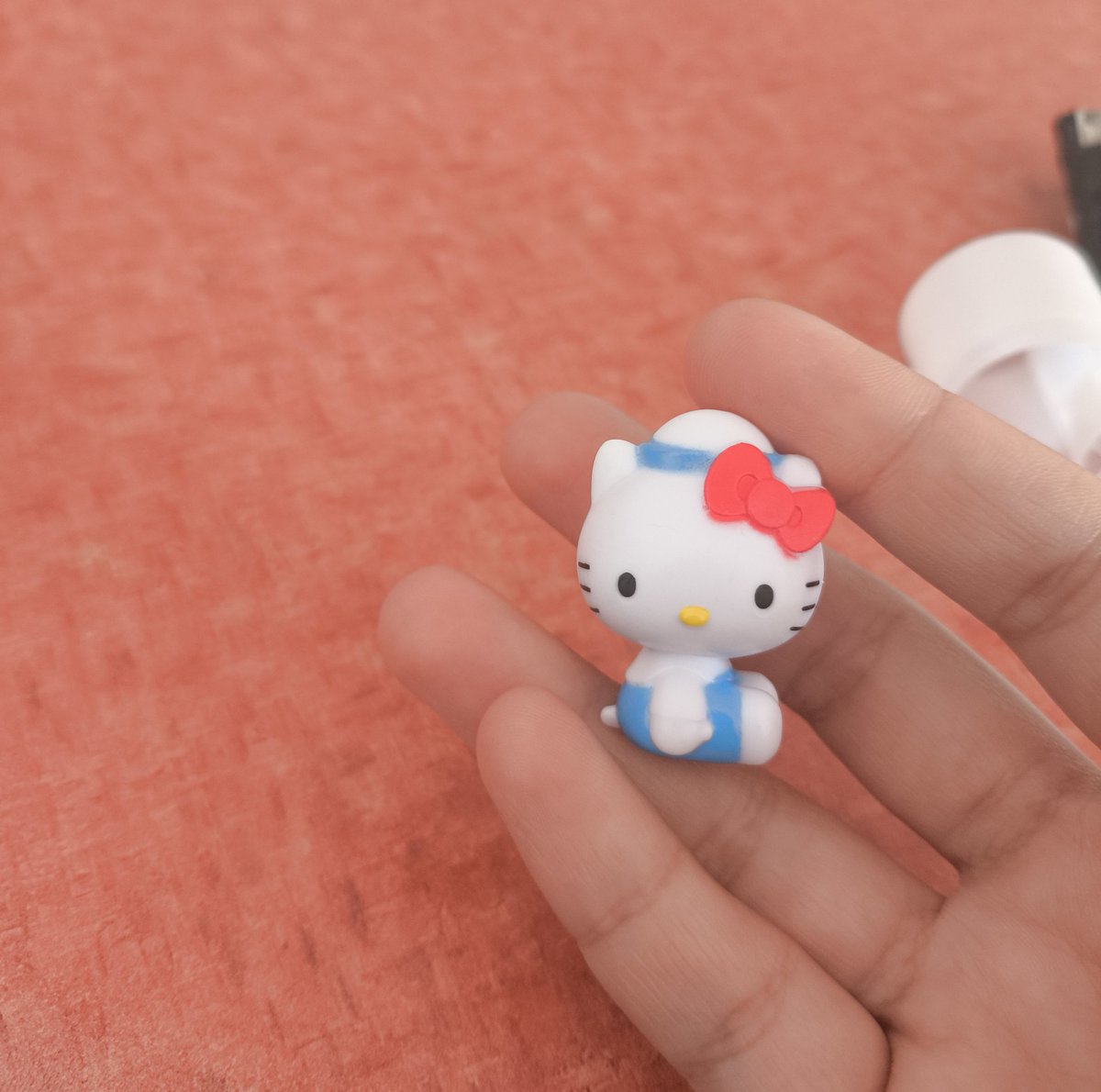 Fakülte kantininden Hello Kittyli yumurta aldığım için zorbalanıyorum yaş 21