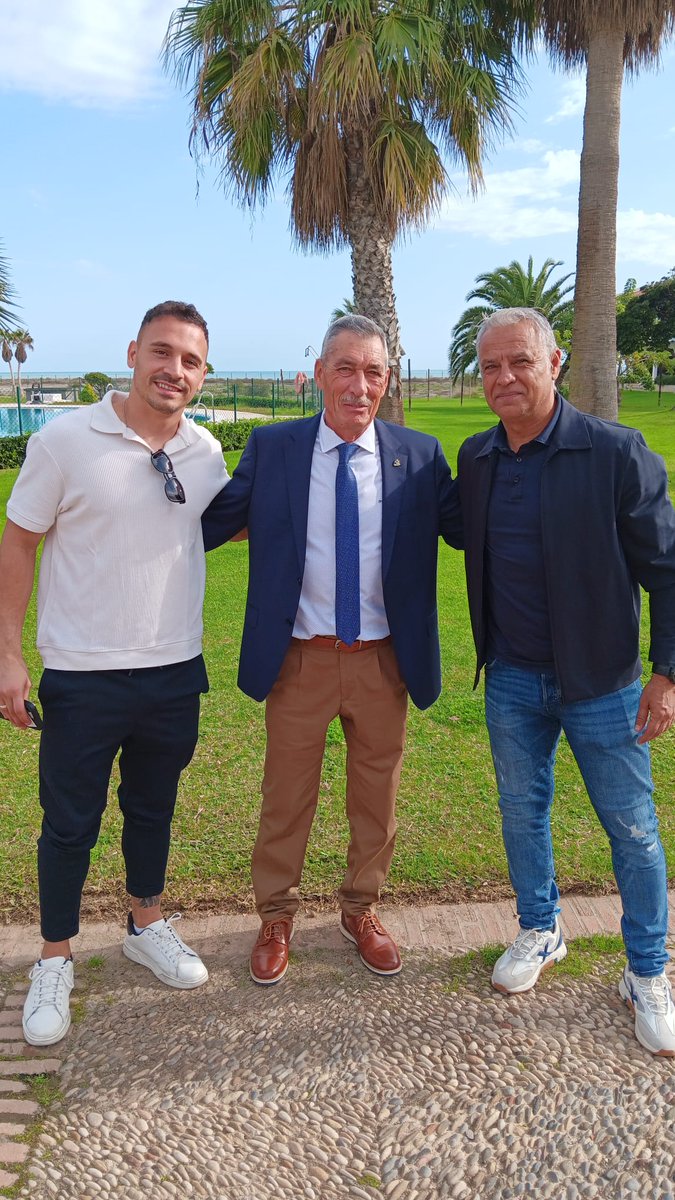 COMEPIPASFRENTE's tweet image. Queremos felicitar a @ppluis7 por su cumpleaños, nuestro vicepresidente, darle las gracias por estar siempre ahí para todos por tener siempre una sonrisa, unas palabras de cariño, un Consejo y encima el más malaguista del mundo. 
Por que sean muchos más!!