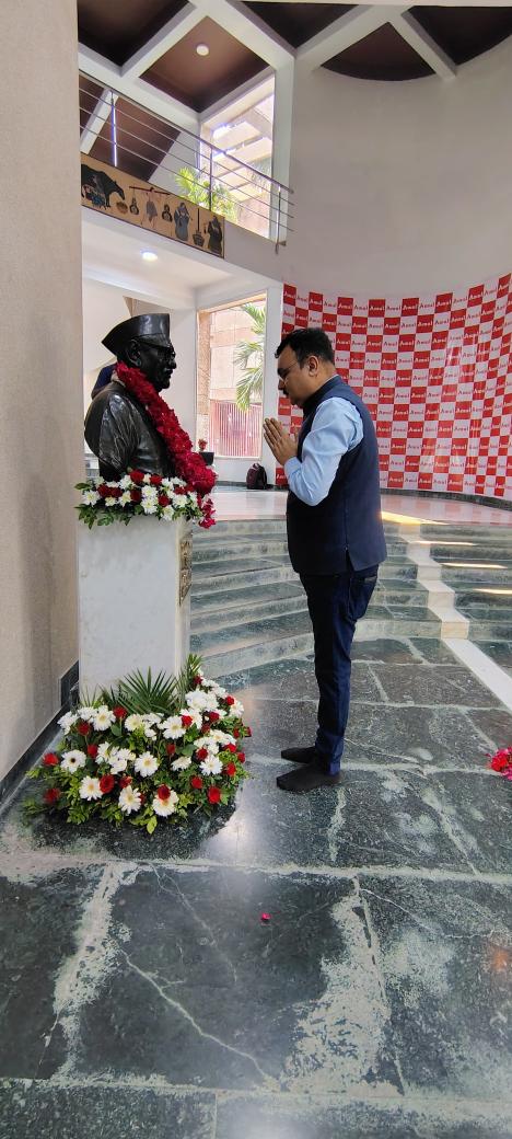 DairyAmul's tweet image. On 122nd birth anniversary of Shri Tribhuvandas Patel, the visionary Founder Chairman of @DairyAmul, Dr. Amit Vyas, MD, Amul Dairy along with Dr. Jayen Mehta, MD, @Amul_Coop, and senior officials of Amul Dairy, paid heartfelt tribute to a leader whose foresight and compassion…