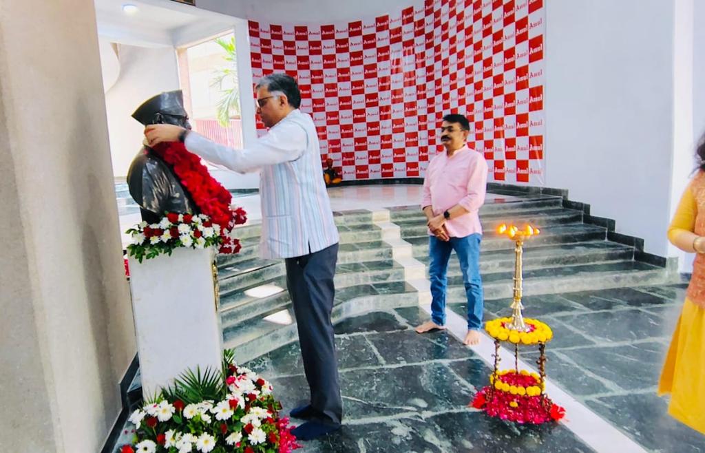 DairyAmul's tweet image. On 122nd birth anniversary of Shri Tribhuvandas Patel, the visionary Founder Chairman of @DairyAmul, Dr. Amit Vyas, MD, Amul Dairy along with Dr. Jayen Mehta, MD, @Amul_Coop, and senior officials of Amul Dairy, paid heartfelt tribute to a leader whose foresight and compassion…