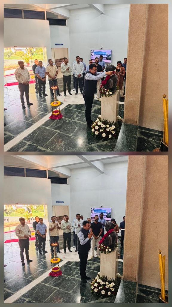 DairyAmul's tweet image. On 122nd birth anniversary of Shri Tribhuvandas Patel, the visionary Founder Chairman of @DairyAmul, Dr. Amit Vyas, MD, Amul Dairy along with Dr. Jayen Mehta, MD, @Amul_Coop, and senior officials of Amul Dairy, paid heartfelt tribute to a leader whose foresight and compassion…