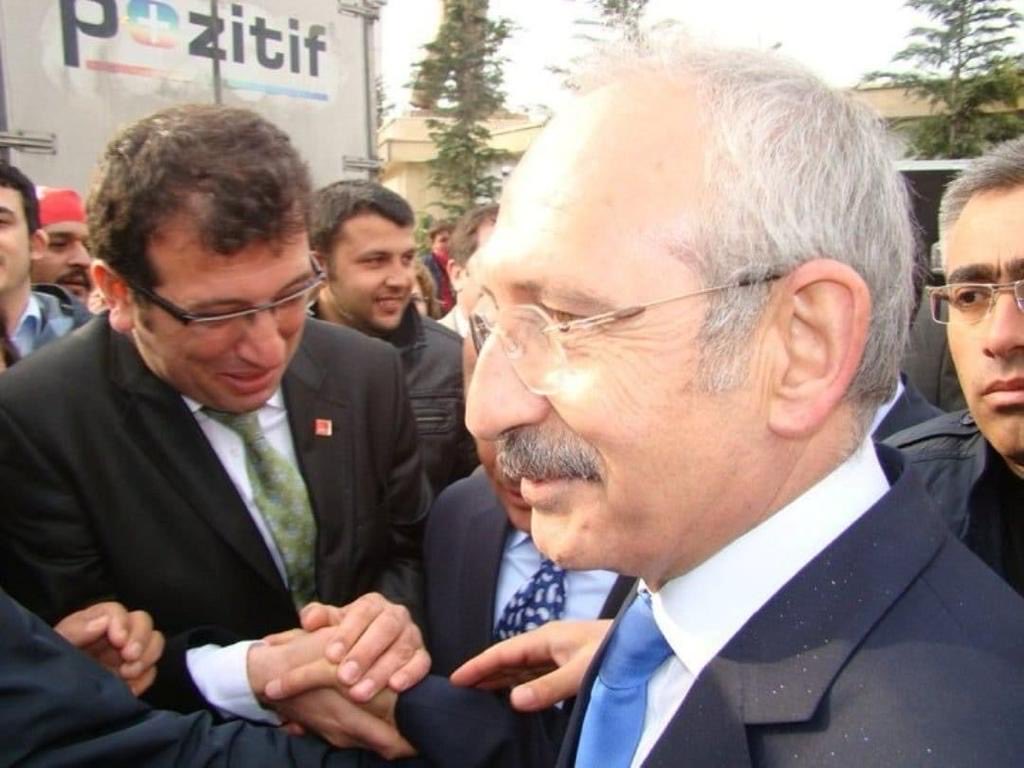 Ak Parti’ye 7 bin dolar bağış  yaparak “yatay geçiş” yapmaya girişen Ahtapot Ekrem’in ne mal olduğunu 2009’da Yalçın Bayer yazmış. Ak parti olmayınca Kılıçdaroğlu’nun eline kapaklanıp CHP’ye geçen Ahtapot Ekrem’in yolsuzluklarını en baştan biliyorlarmış. CHP’liler parti