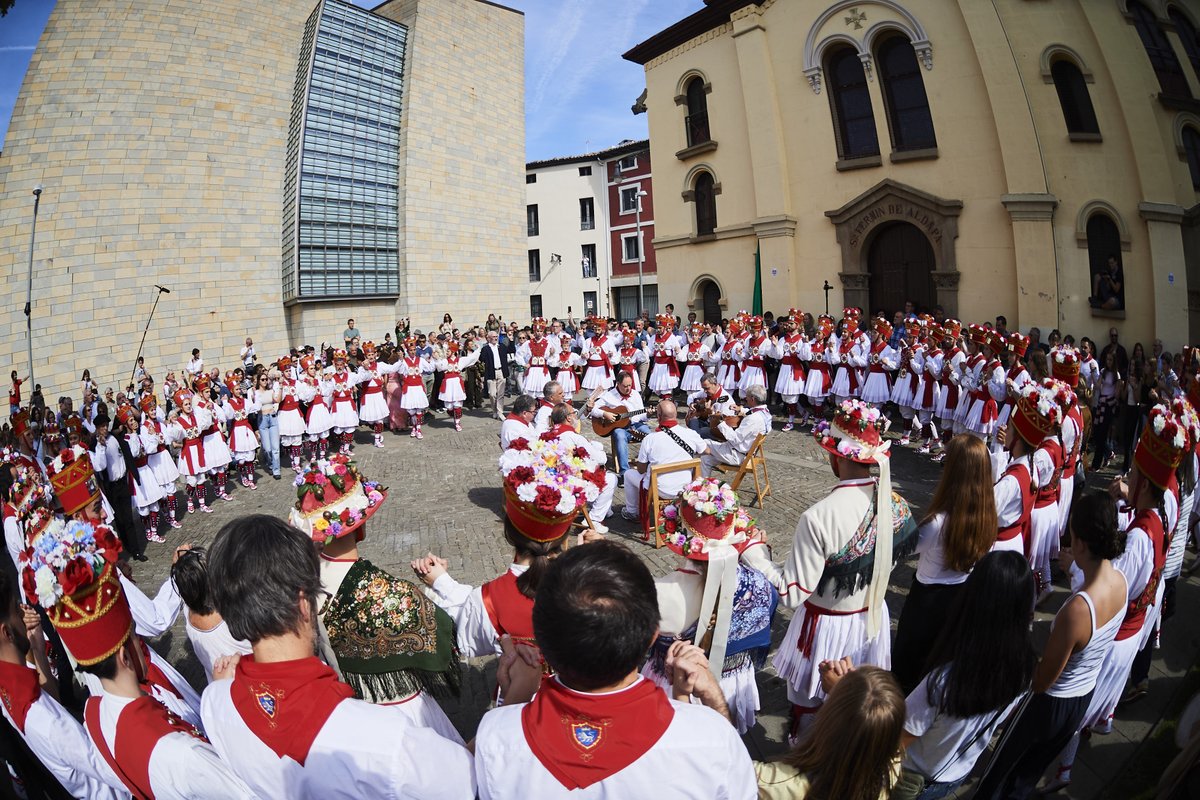 Joandako San Fermin Aldapakoaren ezpata-dantzaren kronika eta argazkiak partekatzen dizkizuegu gaurkoan.

dantzan.eus/kidea/dugunadt…