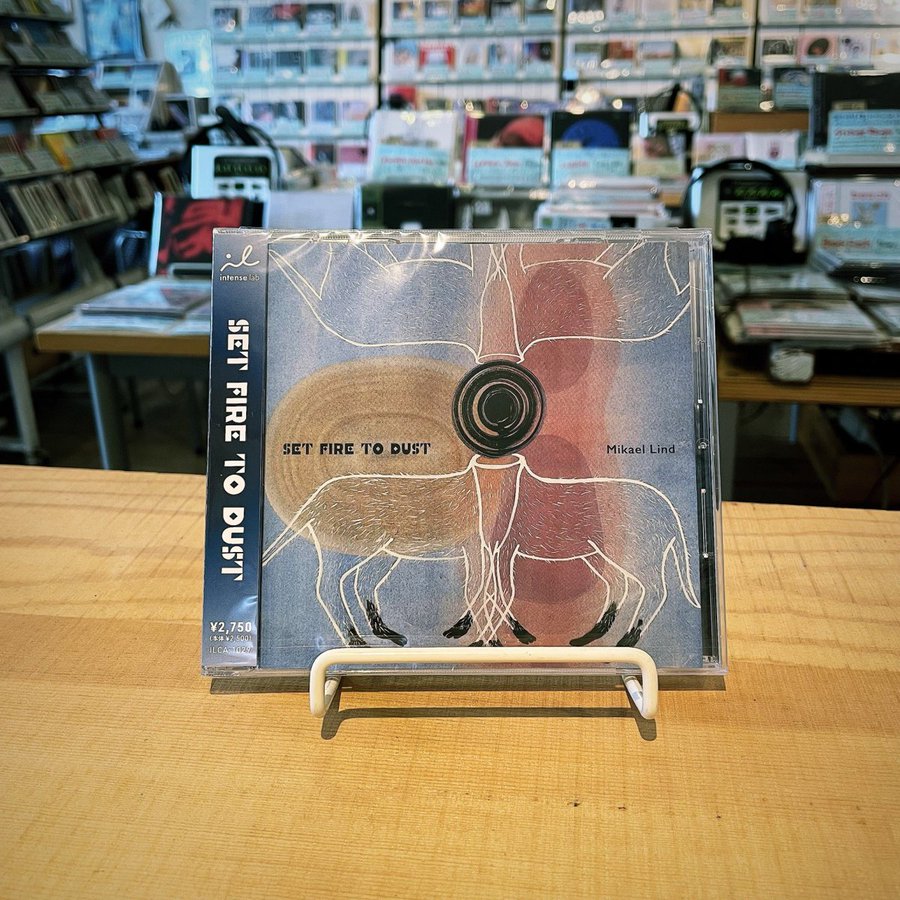 ＜再入荷＞

【Mikael Lind /Set Fire to Dust】

アイスランド在住の作曲家ミカエル・リンドが日本に贈る、孤高のアンビエント音楽集第2弾。
自然と文明、希望と絶望。この世を取り巻く矛盾と混沌を美しさと儚さで表現した、心の深淵に触れる神秘的な一枚。
⇒ morerecords.jp/?pid=177344222