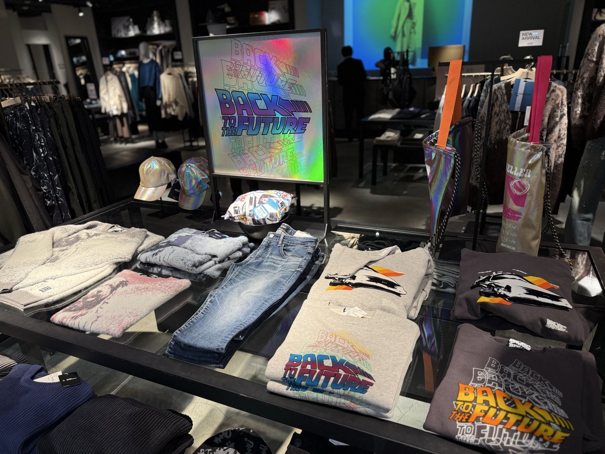 AZUL×バックトゥザフューチャーコラボのブルゾンが秀逸すぎる！
パート2のジャケットそのままに普段着で着れるデザイン仕様にしたスタジャンでめちゃくちゃ良き過ぎて即買いしてしまった…
スウェットやニットも可愛かった！

Great Scott!