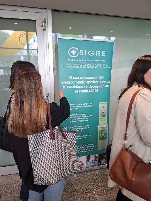 puntosigre's tweet photo. 🤝 La colaboración de #SIGRE con @semFYC impulsa el enfoque #OneHealth entre los y las médicos de atención primaria, ofreciéndoles herramientas y formación en el marco del programa #APDAY para asesorar sobre la correcta gestión de #medicamentos sobrantes, en mal estado o caducados💊

Descubre más en #SIGREInforma➡️ https://t.co/c0EwbT8xr4

#ODS3 #ODS17