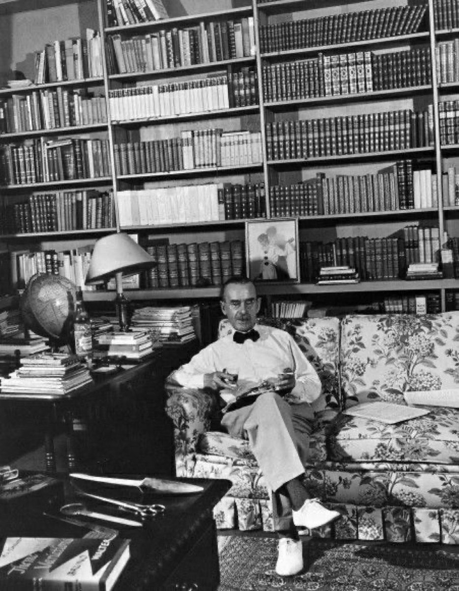 GOETHE (@dailygoethe) on Twitter photo Thomas Mann in seinem Haus in Pacific Palisades, 1944. Thomas Mann in seinem Haus in Pacific Palisades, 1944.