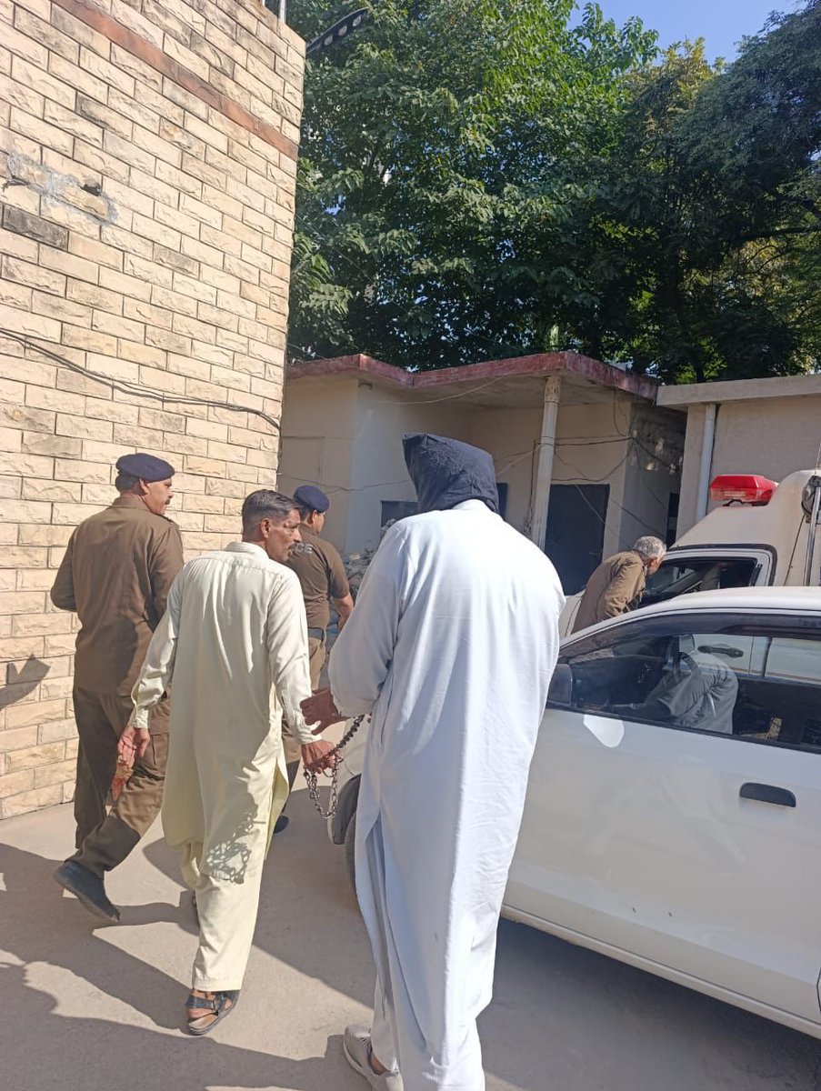 افسوسناک عثمان جوڑا کو ATC راولپنڈی میں چہرہ ڈھانپ کر پیش کیا گیا، جیسے کوئی دہشتگرد ہو۔ یہ وہی عثمان جوڑا ہے جو حق کے لیے ڈٹا رہا، آج اُسے دہشتگردوں کی طرح منہ چھپا کر پیش کیا جا رہا ہے۔