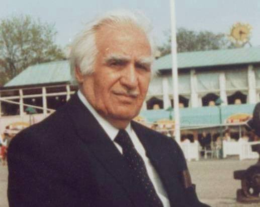 Şairê gewre yê Kurd, ronakbîr û xîretkêşê gelê xwe #Cegerxwîn bi risteyên xwe bû dengê hebûn û azadî û yekîtiyê. Li welatê xerîbiyê, li sirgûnê be jî li seranserê welat deng da. Em jî di 41emîn salvegera dawî ya Cegerxwîn de wî bi rêzdarî bi bîr tînin.