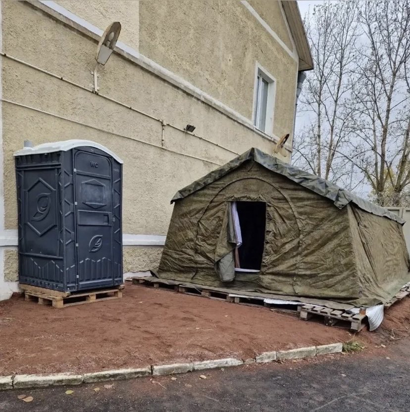 nevostruev_vb's tweet image. На Предпортовой улице в Московском районе Санкт-Петербурга начал работу пункт обогрева для лиц без определенного места жительства. Отапливаемая палатка вмещает до 10 человек и работает ежедневно с 20:00 до 08:00, предоставляя ночлег и горячее питание без предъявления документов.