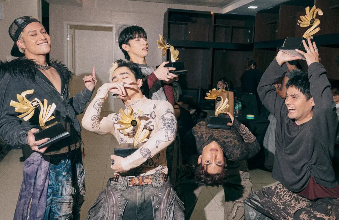 ʀɛʍ (@oohjcs) on Twitter photo I JUST LOVE THEM BEING LIKE THIS 😭
FMAde FOR SB19
<a href="/SB19Official/">SB19 Official</a> #SB19
#PPOPKingsAtTheFMAs I JUST LOVE THEM BEING LIKE THIS 😭
FMAde FOR SB19
<a href="/SB19Official/">SB19 Official</a> #SB19
#PPOPKingsAtTheFMAs