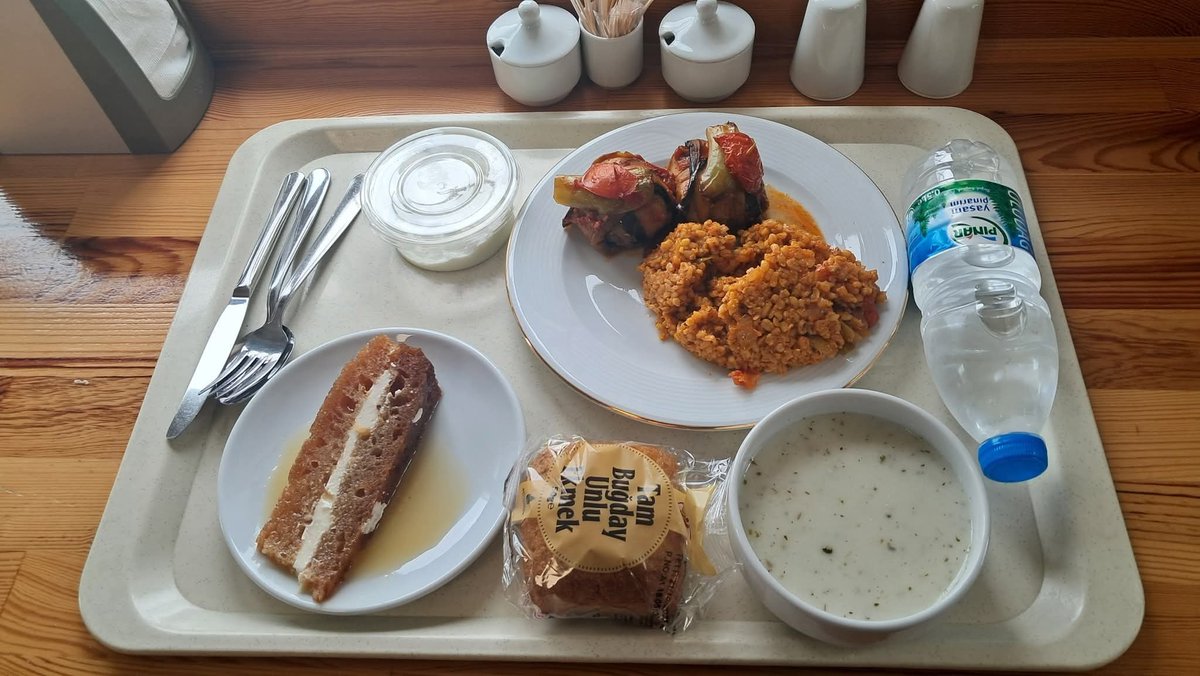 Bugün telefon santrali arızası için -ismi bende mahfuz- bir huzurevine gittim.

İşim biterken, huzurevinin teknik servis ekibinden bir arkadaş bana "Abi yemek ye de, öyle git" dedi.

"Yok" dedim "Teşekkür ederim, ben yemeyeyim, işler biraz yoğun"

Ben öyle dedim demesine ama,