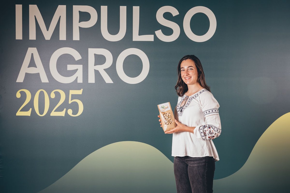 AgroBank_CABK's tweet image. 👏“No pedimos privilegios, solo oportunidades justas y el reconocimiento que merecemos”

@agripilar, agricultora y ganadera integrante de #ImpulsoAgro, recibe el Premio Nacional de Gastronomía al Talento Joven 2025.

Orgullo para @AgroBank_CABK  y el sector agroalimentario