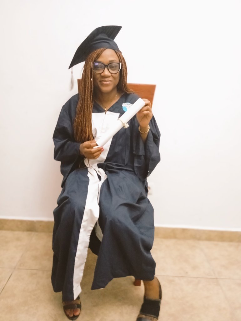 JDarlyse's tweet image. Quelques prises après la remise de diplôme🙏💙
Essec Douala 

#josianedarlyse #parchemin #essec #promotion14 #sortiesolennelle #diplome #findetudes #celebration