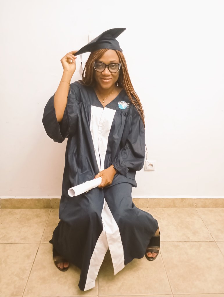 JDarlyse's tweet image. Quelques prises après la remise de diplôme🙏💙
Essec Douala 

#josianedarlyse #parchemin #essec #promotion14 #sortiesolennelle #diplome #findetudes #celebration