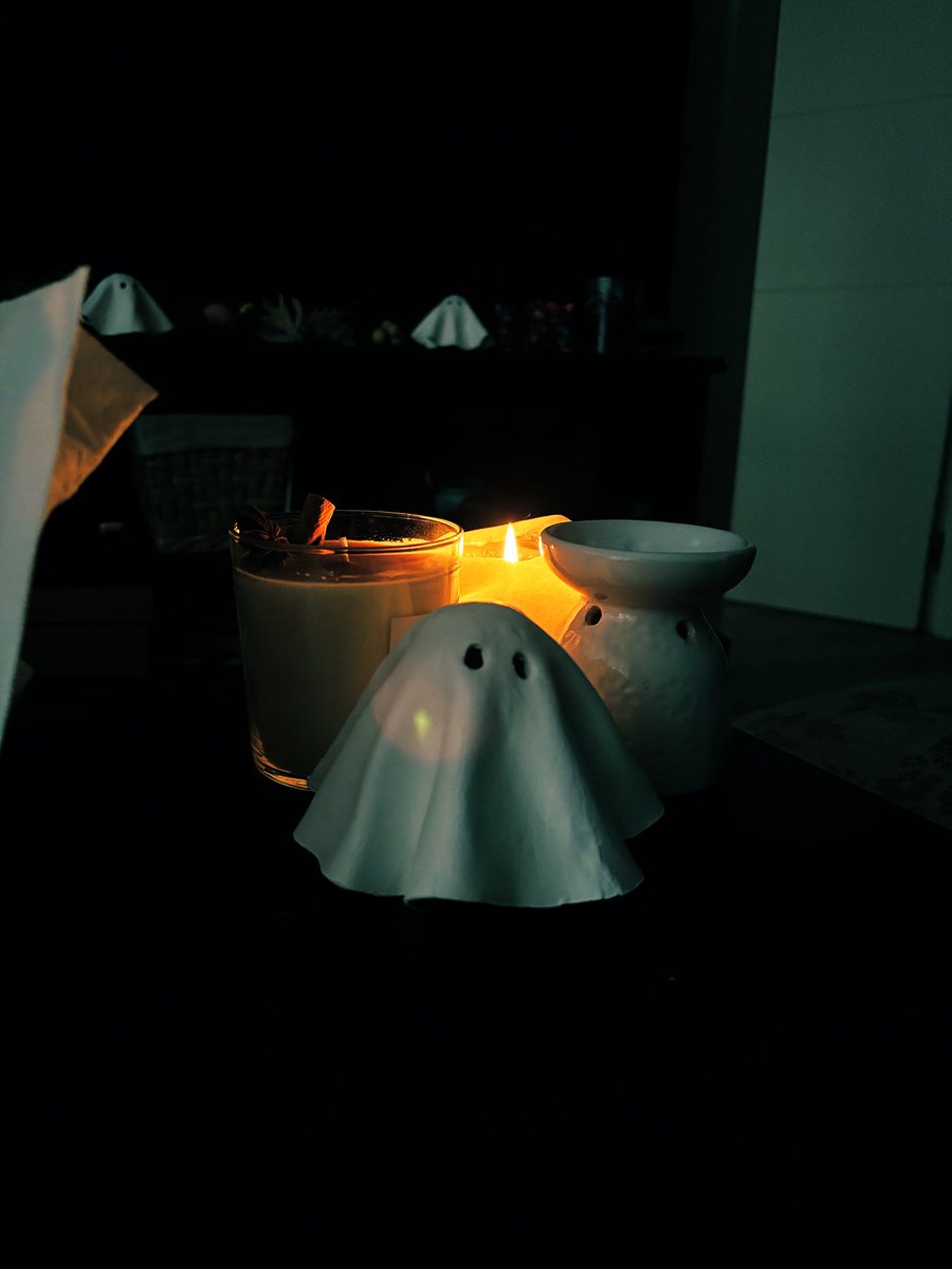 nocturne no1 en una mañana de octubre, con una bebida calientita, una velita encendida, un cuento de terror ambientado por una mexicana en Veracruz, y la compañía de mis mascotas hacen una bonita mañana