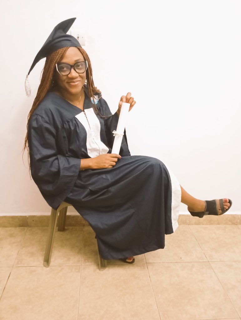 JDarlyse's tweet image. Quelques prises après la remise de diplôme🙏💙
Essec Douala 

#josianedarlyse #parchemin #essec #promotion14 #sortiesolennelle #diplome #findetudes #celebration