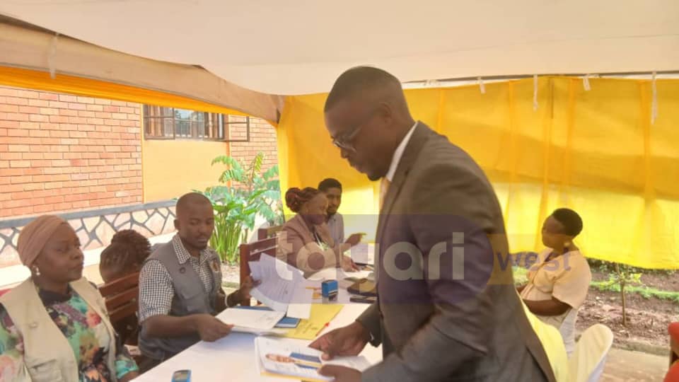 NOMINATIONS DAY UPDATES

PHOTOS: Alexander Kyokwijuka has been duly nominated to run as an independent candidate for Ndorwa county East to contest with the incumbent, Hon. Wilfred Niwagaba.

Report by Jimmy Emmanuel
#AkaruuruKa2026